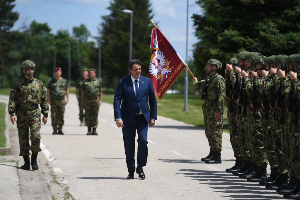 DUGA TRADICIJA ISPUNJENA HEROJSTVOM: Ministar Gašić obišao 63. padobransku brigadu