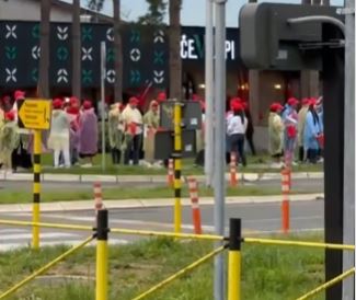 DOČEK SI ĐINPINGA NA BEOGRADSKOM AERODROMU: Kinezi sa crvenim kapicama se okupili da dočekaju kineskog predsednika (VIDEO)