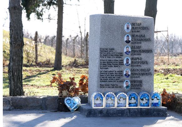 „TAKO IH ČUVAMO, DA BUDU TU“: Potresni prizori na pomenu žrtvama masakra kod Mladenovca