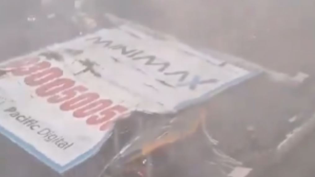NEVIĐENA NESREĆA na benzinskoj pumpi! Džinovski BILBORD se srušio i UBIO 8 OSOBA u Mumbaju (VIDEO)