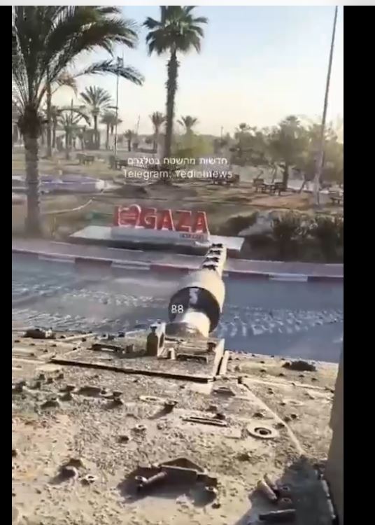 „GAZA JE OČIŠĆENA, OVO JE UNIŠTENJE PALESTINE“: IZRAELCI MUNJEVITO prodrli u RAFU – TENKOVI oru ulice GRADA, snimak gusenica koje gaze natpis „GAZA“ (VIDEO)