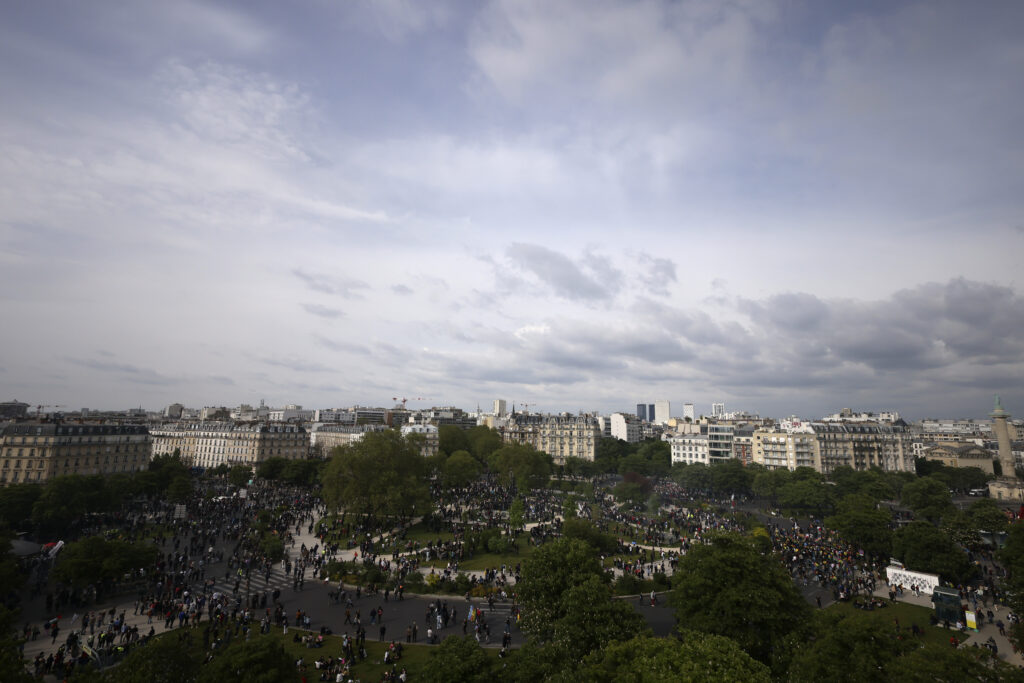TENZIJE RASTU U PARIZU: U Francuskoj demonstrira 200.000 ljudi prete ŠTRAJKOM tokom OLIMPIJADE, IMA RANJENIH, bačen suzavac(video/FOTO)