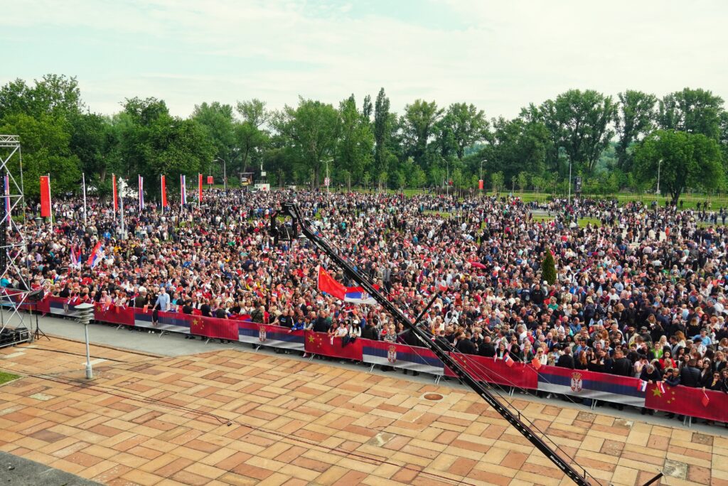 UŽIVO DOBRO DOŠAO, PREDSEDNIČE SI! Predsednici Vučić i Si pozdravili reku ljudi koja je došla da ih vidi! Ori se „Srbija i Kina“