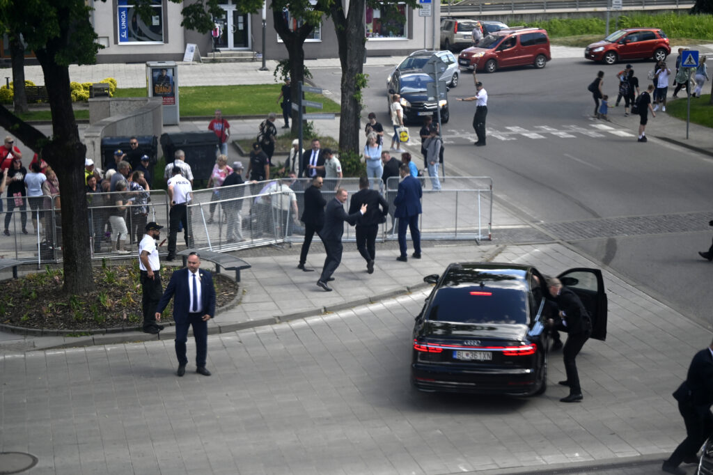 BLOG UŽIVO: Atentat na slovačkog premijera Fica, još uvek u životnoj opasnosti,  nema dobrih vesti operacija TRAJE SATIMA potvrdili ministri, privedena supruga napadača