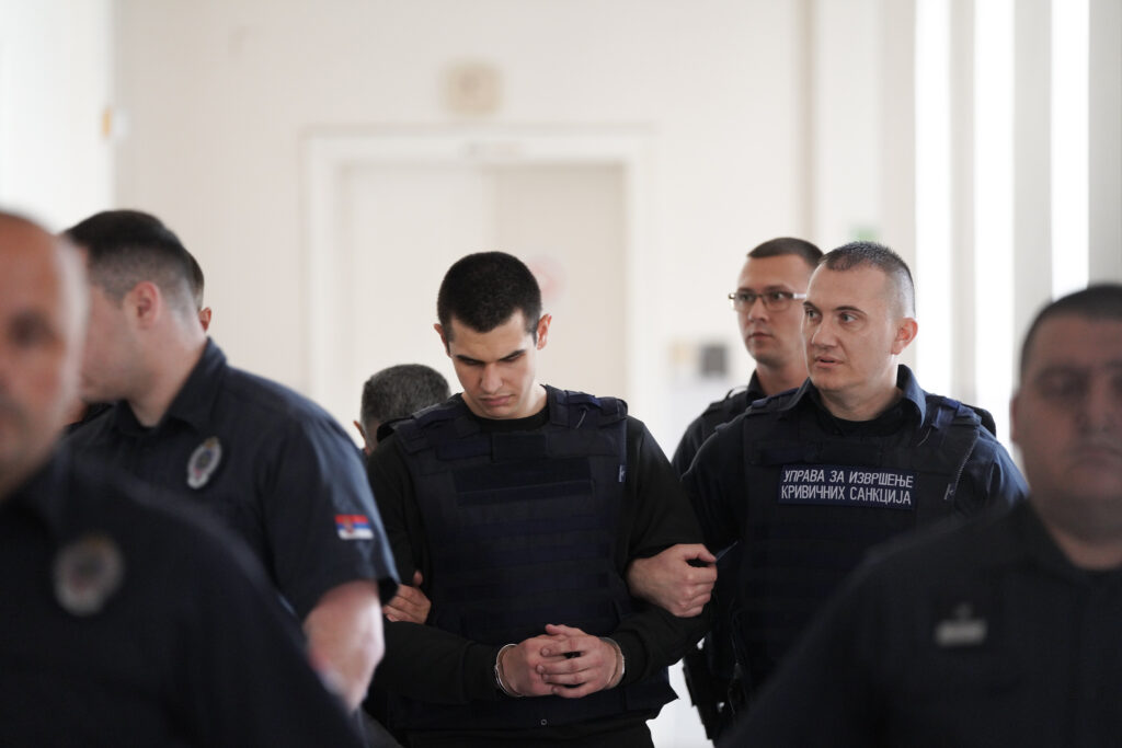 SUĐENJE ZA SADA PREKINUTO: Uroš Blažić sa pancirom na grudima, stražari ga izvode iz sudnice(FOTO)