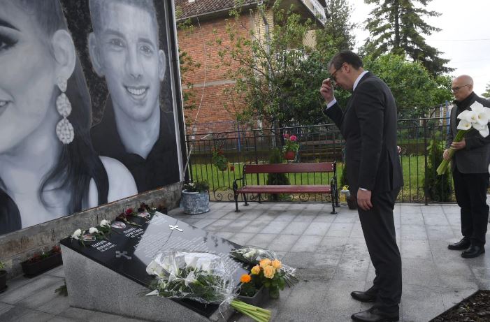 ZLOČIN KOJI JE OSTAVIO DUBOKU RANU NA DUŠI SRBIJE: Vučić položio cveće na mestu ubistva Kristine, Milana i Dalibora u selu Dubona