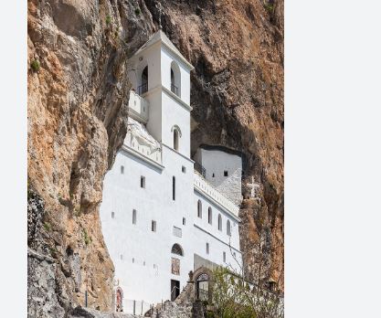 OMILJENO MESTO HODOČAŠĆA PRAVOSLAVNIH VERNIKA NIJE UVEK IZGLEDALO OVAKO KAO SADA! Evo kako je manastir izgledao pre više od 100 godina