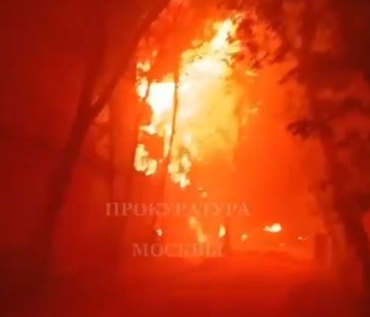 OGROMAN POŽAR U MOSKVI: Angažovano 120 vatrogasaca i 35 vatrogasnih vozila, u gašenju uključeni i avioni