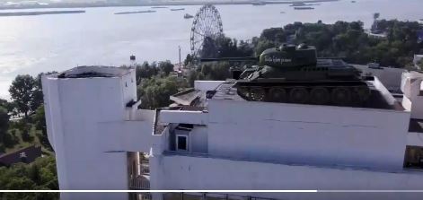NEVEROVATAN SNIMAK U RUSIJI: Kamera je uhvatila OVO na vrhu zgrade!
