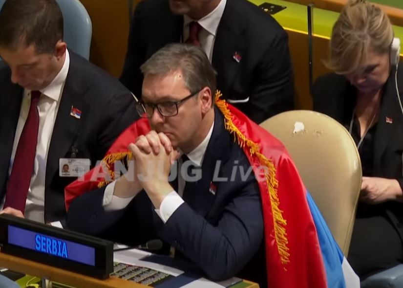 „NIKO NA SVETU MI NEĆE UZETI MOJU ZASTAVU“! Vučić ponosno sedi ogrnut srpskom zastavom