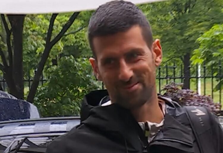 VIDEO Novak nasmejan sa zakašnjenjem stigao na Rolan Garos, evo šta to znači