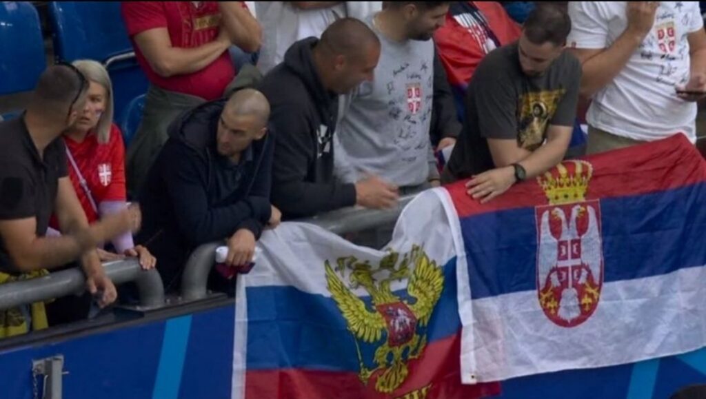 SRBI UZ RUSKU BRAĆU: Naši navijači uradili uprkos zabrani UEFA okačili zastave Rusije svuda po Šalke areni (FOTO)