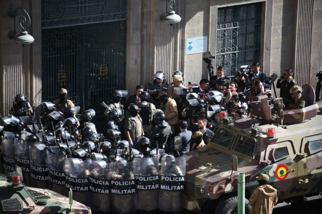 DRŽAVNI UDAR U BOLIVIJI: Bolivijska vojska zauzela trg ispred zgrade vlade(video)