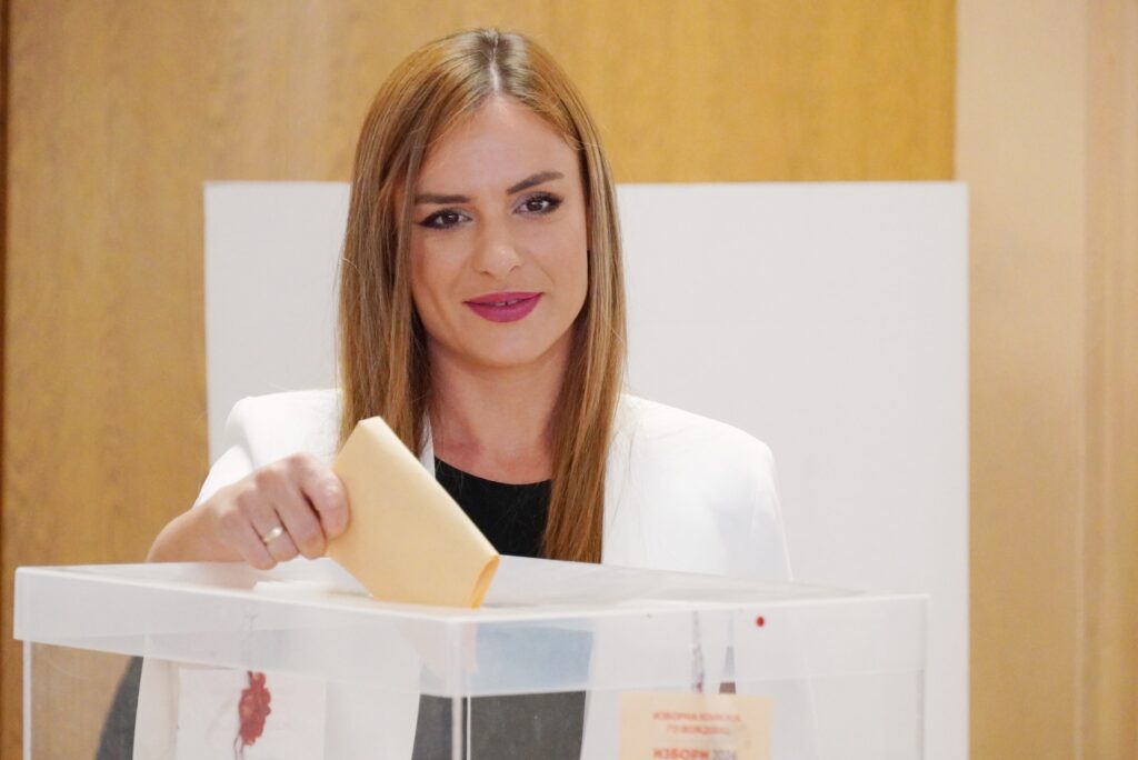 SREDILE SE, PA PORANILE NA BIRAČKA MESTA: Političarke SKOCKALE za glasanje