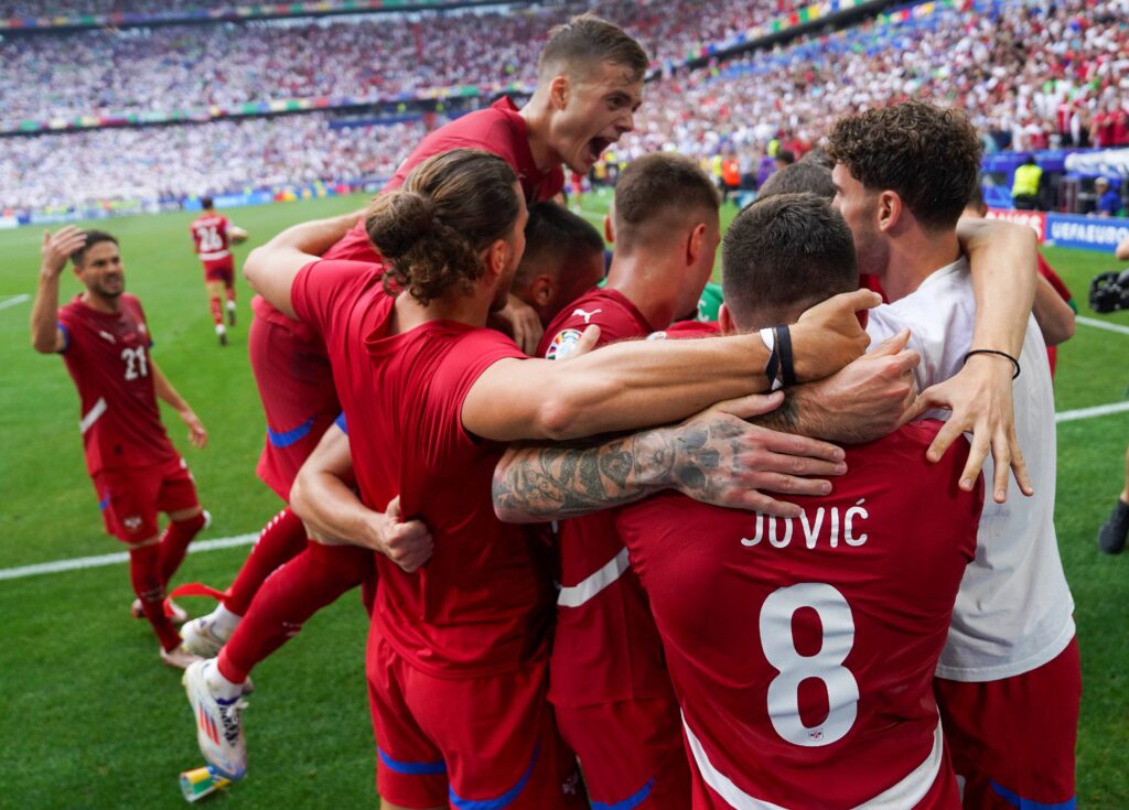 VELIKA SRAMOTA: Fudbaleri Srbije morali u trenerkama da putuju na EURO