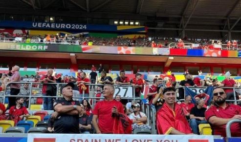 ŠPANIJO, MOLIM TE PRIZNAJ NEZAVISNOST KOSOVA: Na meču Evropskog prvenstva tražili od Španije da PRIZNA LAŽNU DRŽAVU!