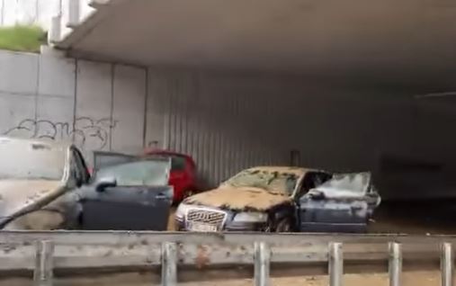 PODVOŽNJAK JE NEPROHODAN: Automobili ostavljeni zaglavljeni VIDEO