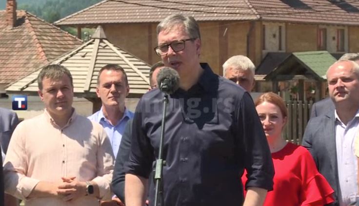 PREDSEDNIK VUČIĆ OBILAZI REKONSTRUISANI PUT STUDENICA-RUDNO: Država je za ovo dala 6 miliona evra! Narod ga dočekao sa darovima