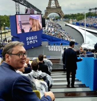 „ČEKAJUĆI NAŠE“: Predsednik Vučić objavio fotografiju sa svečanog otvaranja Olimpijskih igara u Parizu (FOTO)