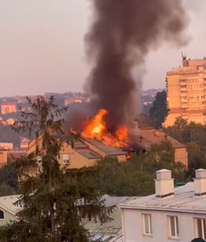 OGROMAN POŽAR U BEOGRADU: 19 vatrogasaca pokušava da obuzda plamen, a uzrok požara klima