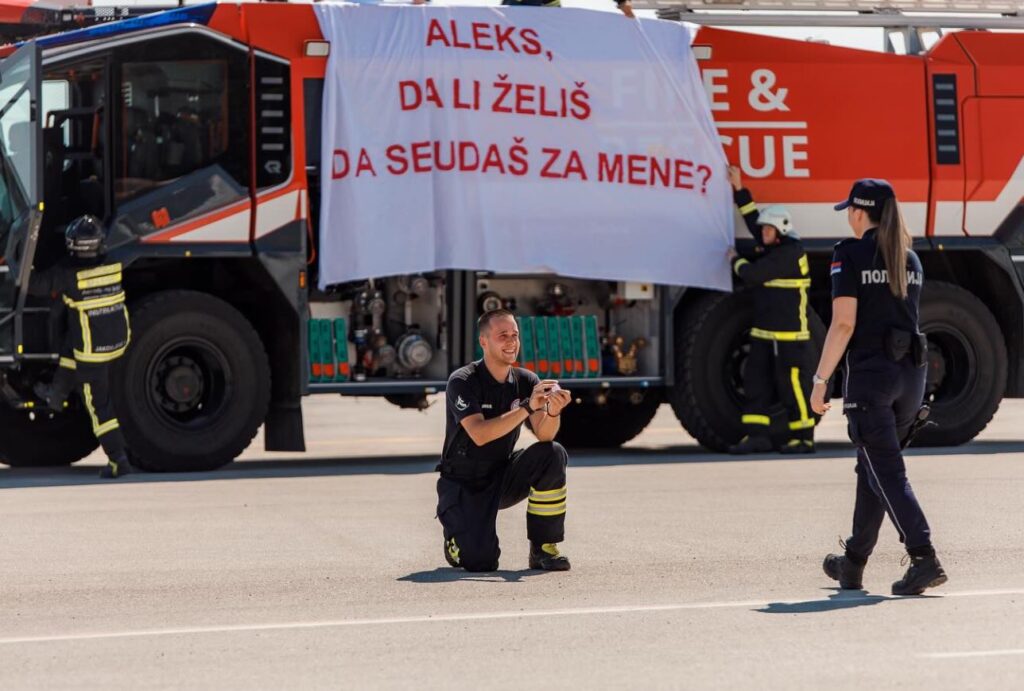 ROMANTIČNA SCENA NA NIŠKOM AERODROMU: Petar doveo devojku na posao, nije ni slutila šta je sačekalo