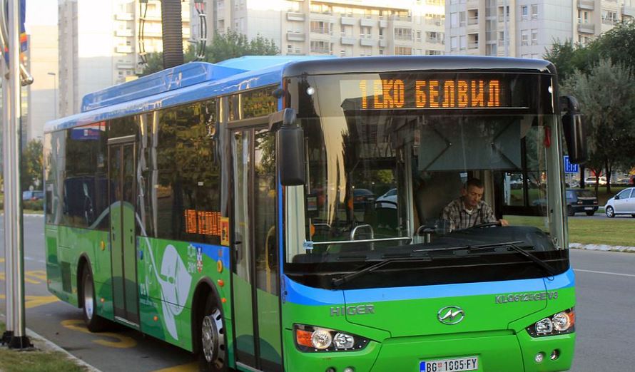 HAOS U BULEVARU DESPOTA STEFANA! Deca povređena u gradskom autobusu