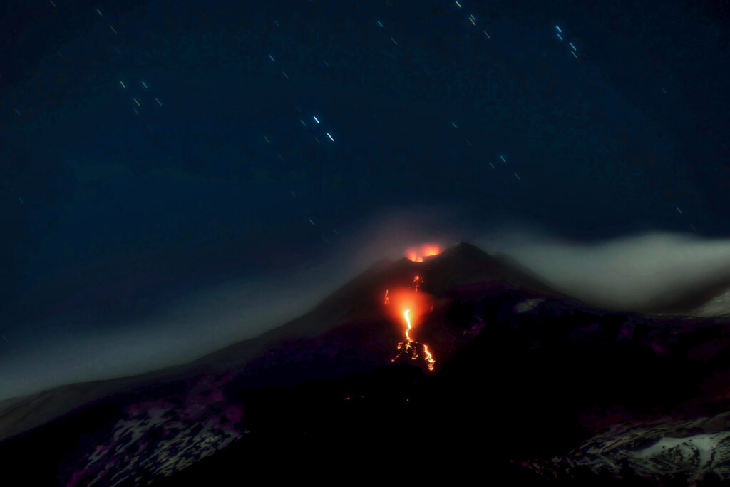 CRNI SNEG NA SICILIJI: Vulkan Etna ponovo je eruptirao (VIDEO)