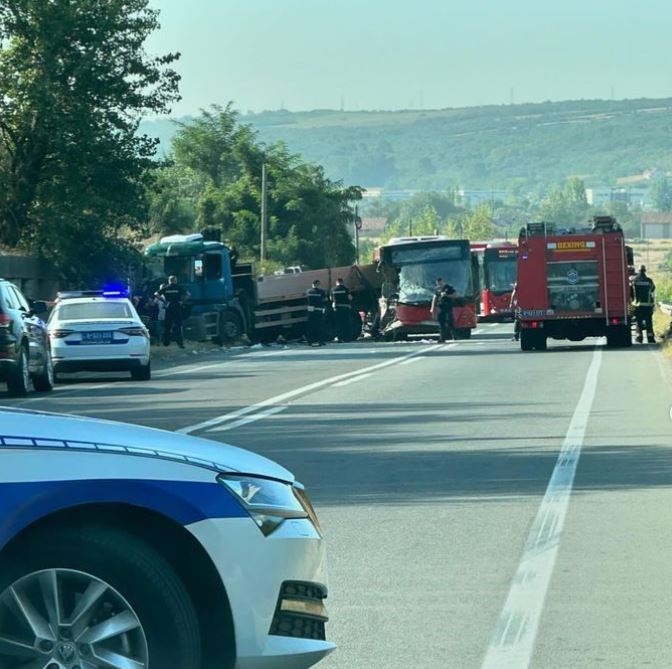 „NE ZNAM KAKO NIJE VIDEO“: Vozač kamiona uznemiren posle strašnog sudara s autobusom kod Umke