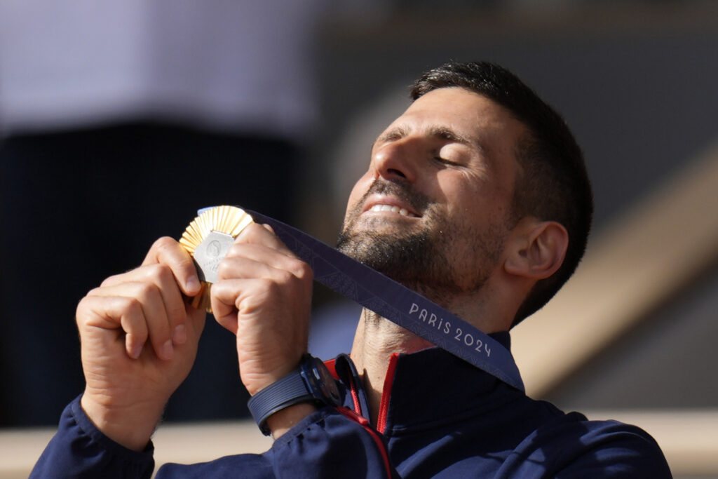 NOVAK SE OBRATIO SPORTISTIMA U OLIMPIJSKOM SELU ( VIDEO): „Ovim zlatom želim da vam dam pelcer“