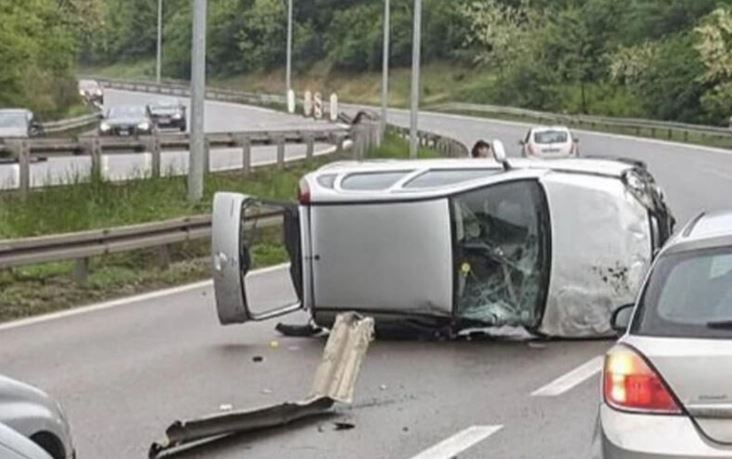 SAOBRAĆAJNA NESREĆA KOD BUBANJ POTOKA: Vozač sleteo s puta pa ispao iz automobila!