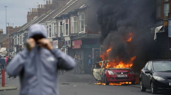 BRITANIJA SE NE SMIRUJE: Tokom nereda širom Britanije uhapšeno 150 demonstranata