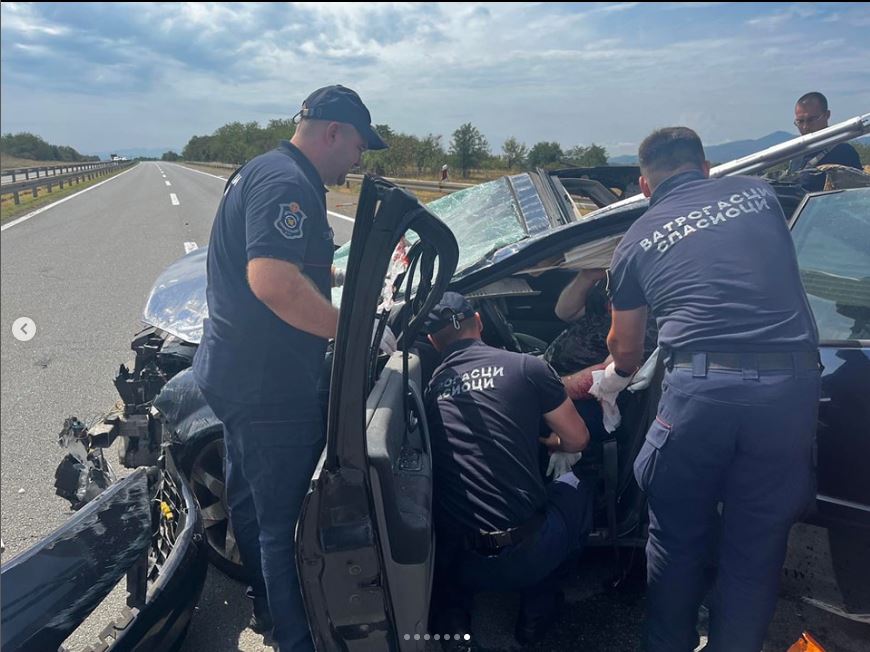 VATROGASCI SPASIOCI PRITEKLI U POMOĆ : Izvukli dve osobe iz slupanog automobila