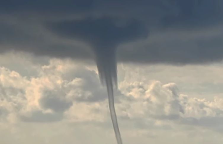 JAKO NEVREME U HRVATSKOJ: Palo 100 litara kiše, pijavica kod ostrva Šolta (VIDEO)