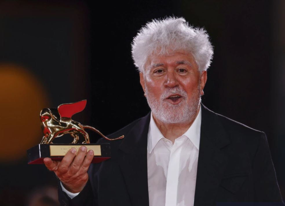 PEDRO ALMODOVAR OSVOJIO ZLATNOG LAVA: Njegov film „The Room Next Door“ nagrađen na festivalu u Veneciji