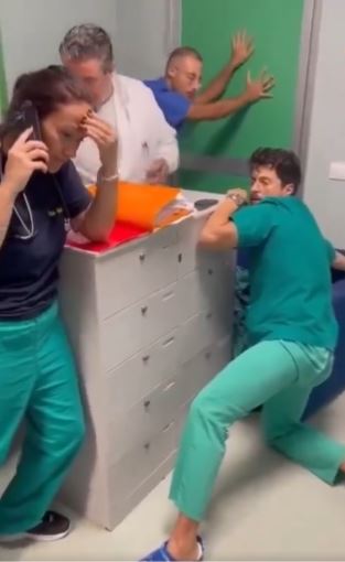 DEVOJKA PREMINULA TOKOM OPERACIJE: Rođaci upali u bolnicu i mlatili sve redom (VIDEO)