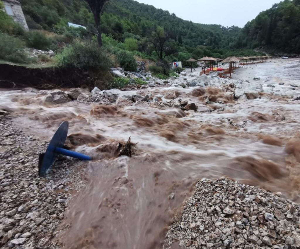 OLUJA POTPUNO RAZORILA JEDNO OD NAJLEPŠIH MESTA NA JADRANU: Bujica nosila zemlju u more, ljudi očajni: „Sve je uništeno“