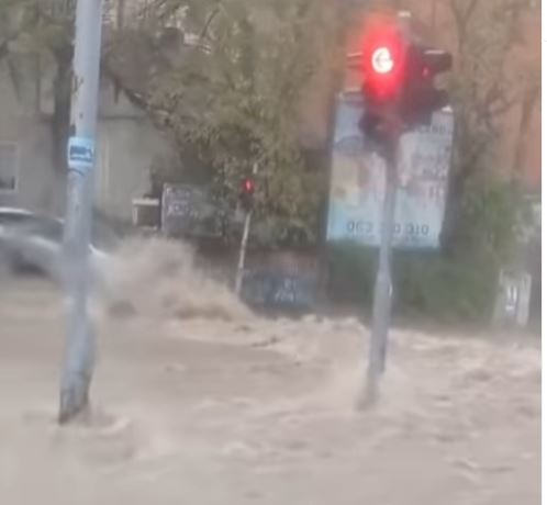 OBILNE KIŠE IZAZVALE HAOS: Trolejbuske linije obustavljene, vozila zaglavljena u vodi (VIDEO)