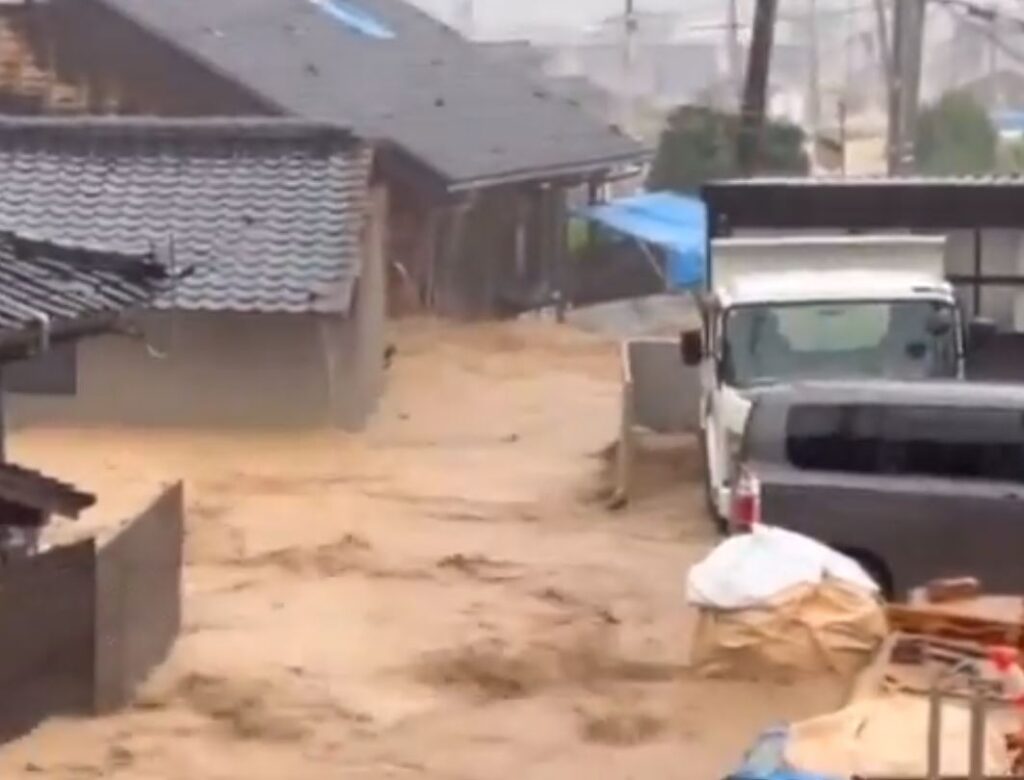 OGROMNE POPLAVE ZADESILE JAPAN I JUŽNU KOREJU: Ljudi evakuisani ( VIDEO)