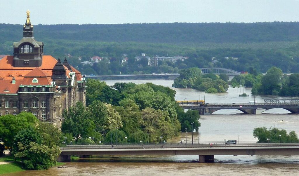 URUŠIO SE MOST U DREZDENU KAO KULA OD KARATA: Građani čuli jaku eksploziju