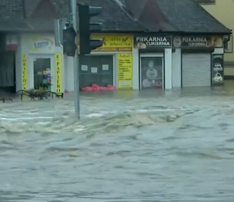 NIVO BUJICE STIGAO DO PRVOG SPRATA ZGRADE: Ciklon Boris već odneo ljudski život