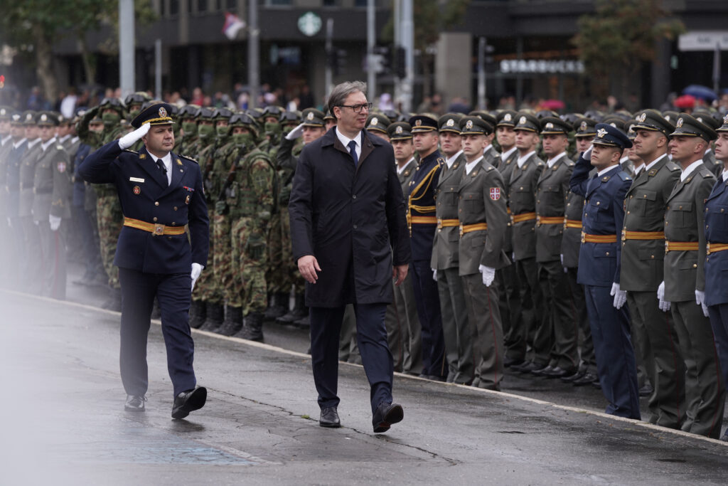 VUČIĆ POTPISAO SAGLASNOST O OBAVEZNOM VOJNOM ROKOM: Vlada treba da prihvati