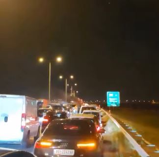 POŽAR NA AUTOPUTU NOVI SAD – BEOGRAD: Buktinja se dogodila u gužvi