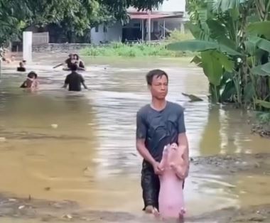 TAJFUN ODNEO 127 ŽIVOTA U VIJETNAMU: Ljudi pokušavaju da spasu sve što mogu (VIDEO/FOTO)