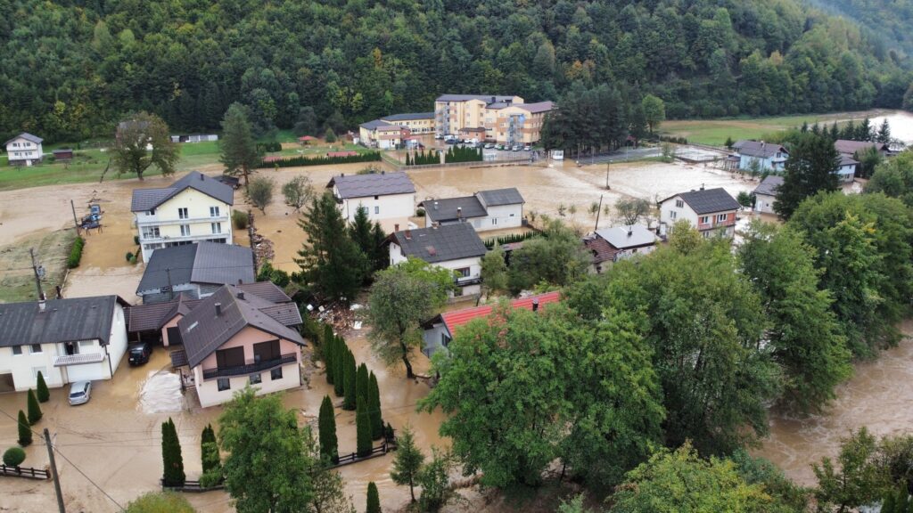 OGROMNE POPLAVE ŠTETA NESAGLEDIVA: Spasilačke akcije u toku (VIDEO)