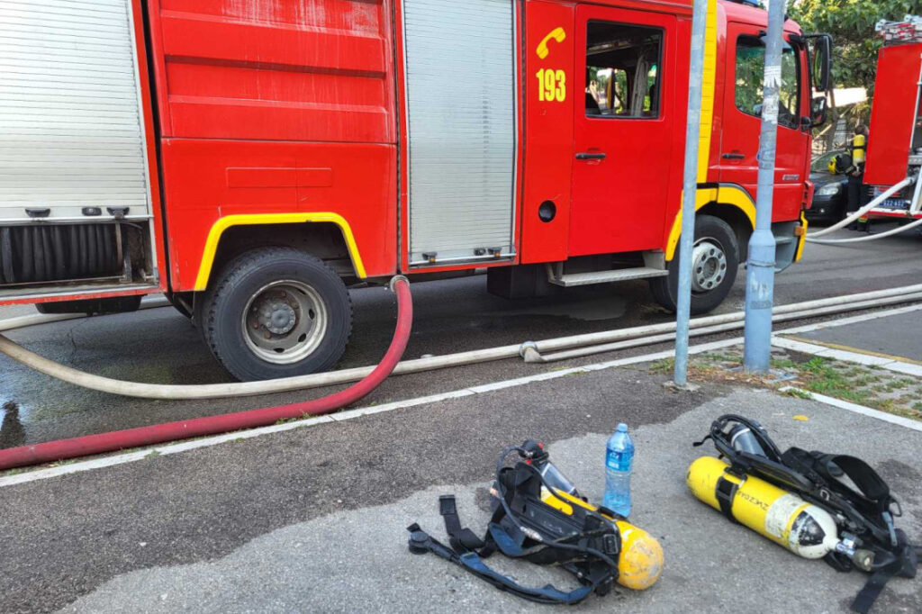 OGROMAN CRNI OBLAK DIMA KULJA U KRAGUJEVCU: Vatrogasci se bore sa vatrenom stihijom (video)