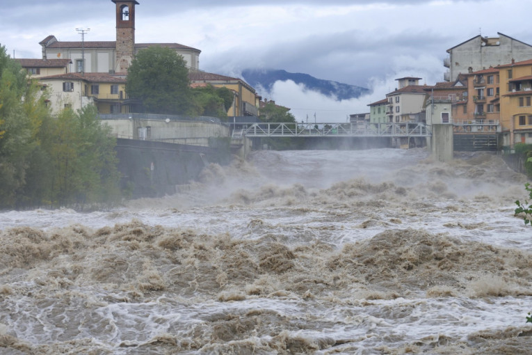 STRAŠNE POPLAVE U ITALIJI: Voda prodire sa svih strana, zatvorene škole – upaljen crveni meteo-alarm