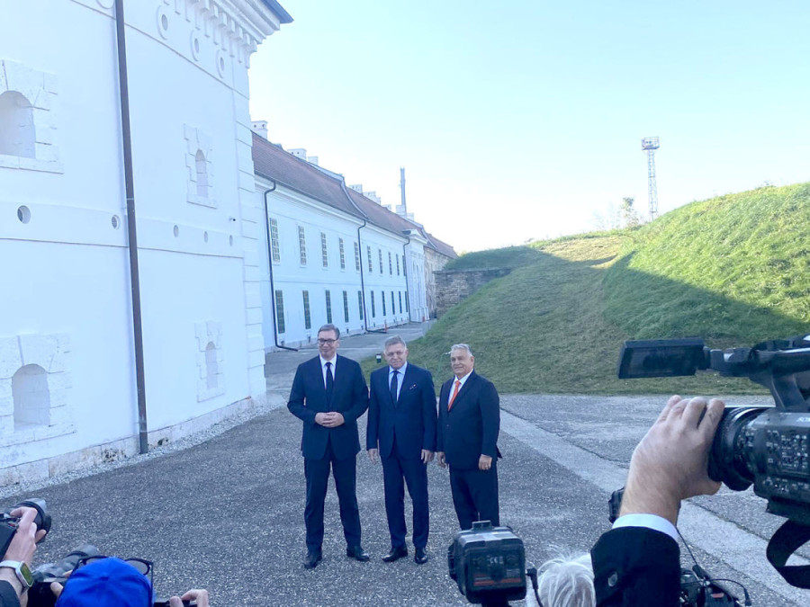 VUČIĆ U KOMARNU NA SASTANKU SA FICOM I ORBANOM: Pred nama su važne teme za region (VIDEO/FOTO)