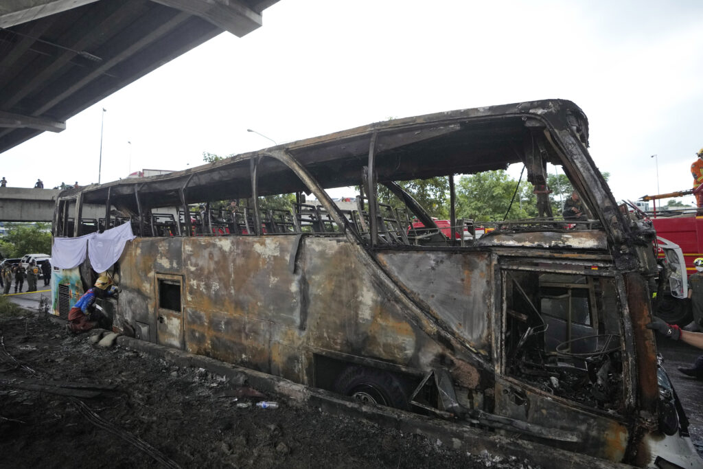 ZAPALIO SE ŠKOLSKI AUTOBUS: Strahuje se da je oko 25 ljudi nastradalo