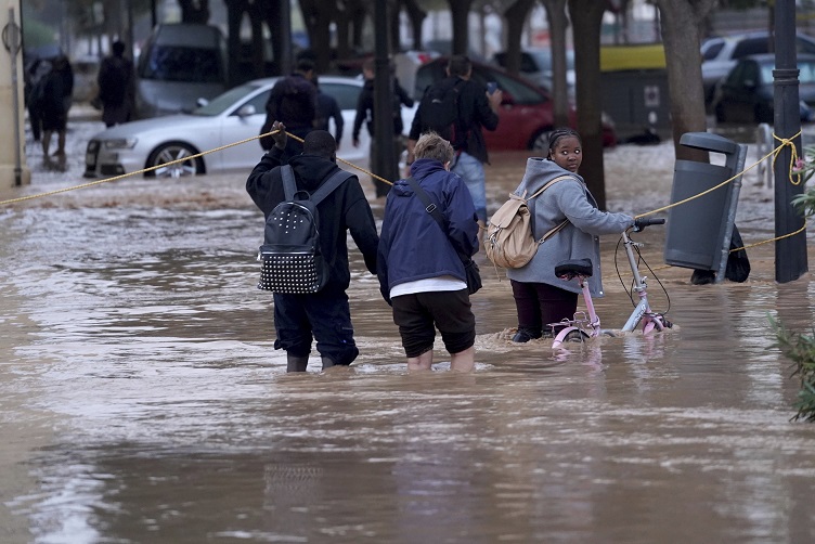 EPSKA KATASTROFA U VALENSIJI: Ovo su najgore poplave u Španiji u poslednjih 30 godina (VIDEO)