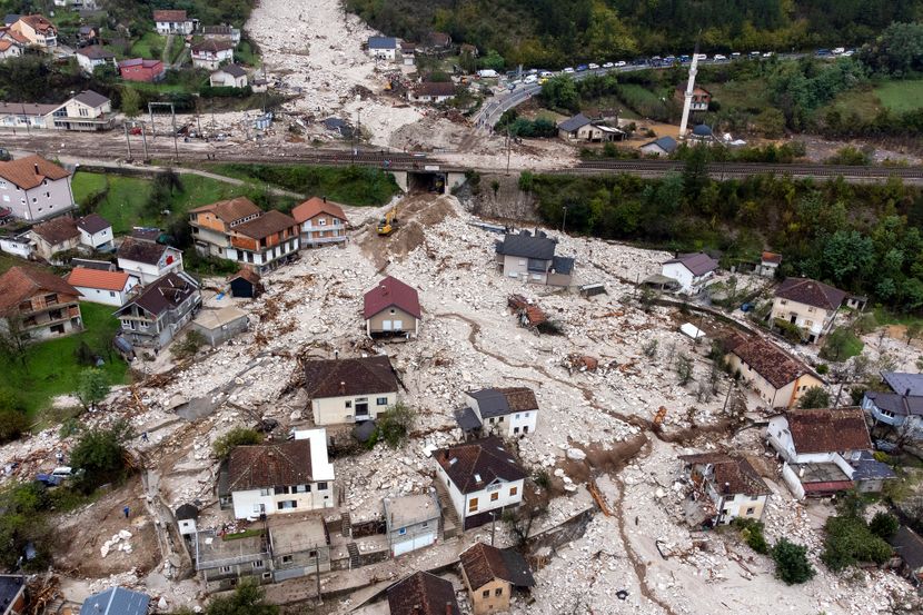 PSI TRAGAČI ANGAŽOVANI NA PRONALAŽENJU NESTALIH: Od Jablanice do Mostara i dalje nema saobraćaja